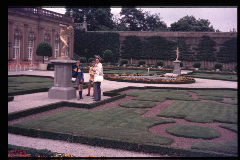 03.Weilburg jul 1975 Mama,Brigitte,Marion.JPG